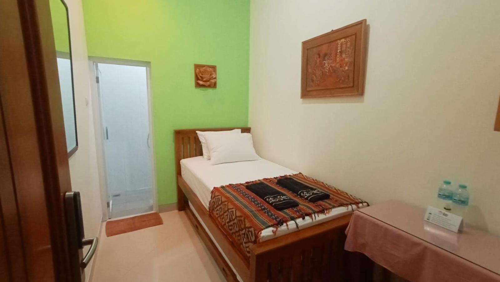 The Cabin Hotel Ambasador Yogyakarta Bagian luar foto