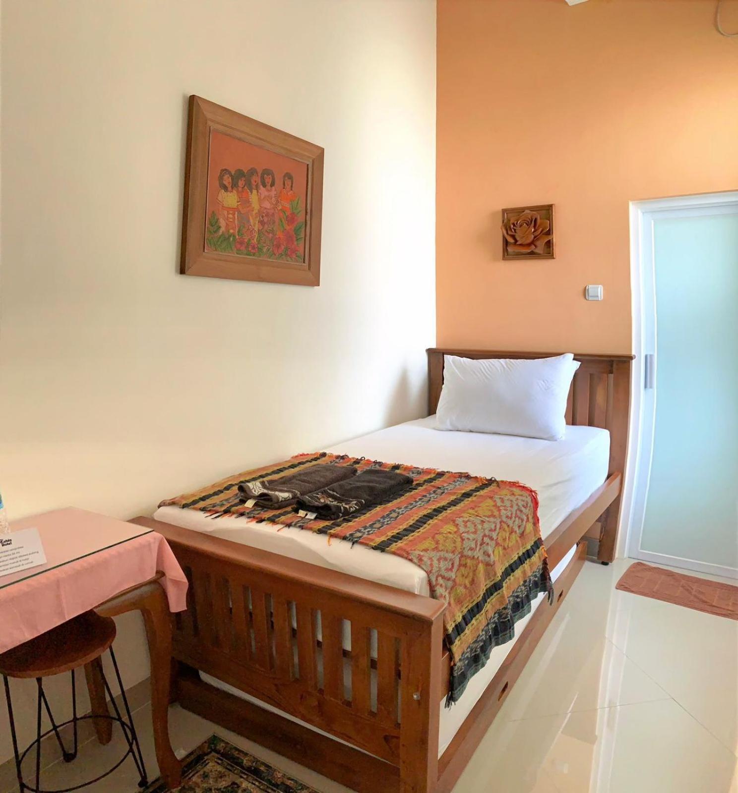 The Cabin Hotel Ambasador Yogyakarta Bagian luar foto
